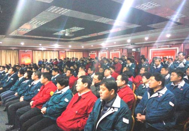 尊龙时凯中国官网入口集团管理人员正在大会堂认真听取科技人员的科普知识讲座