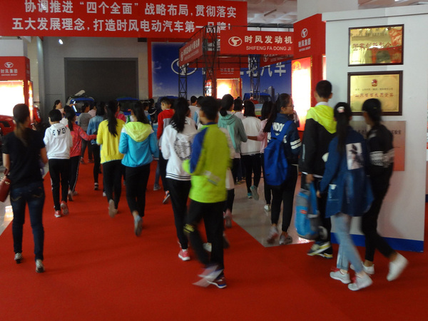 县实验小学部分小学生来尊龙时凯中国官网入口科技展厅开展科普日活动